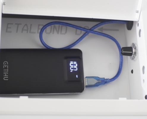 Eine Powerbank im Batteriefach des Heißen Draht XL Premium